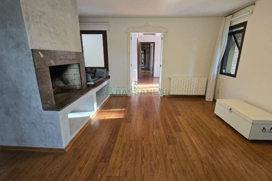 Casa com 300m², 3 dormitórios, 2 vagas, no bairro Linha 40 em Caxias do Sul para Comprar