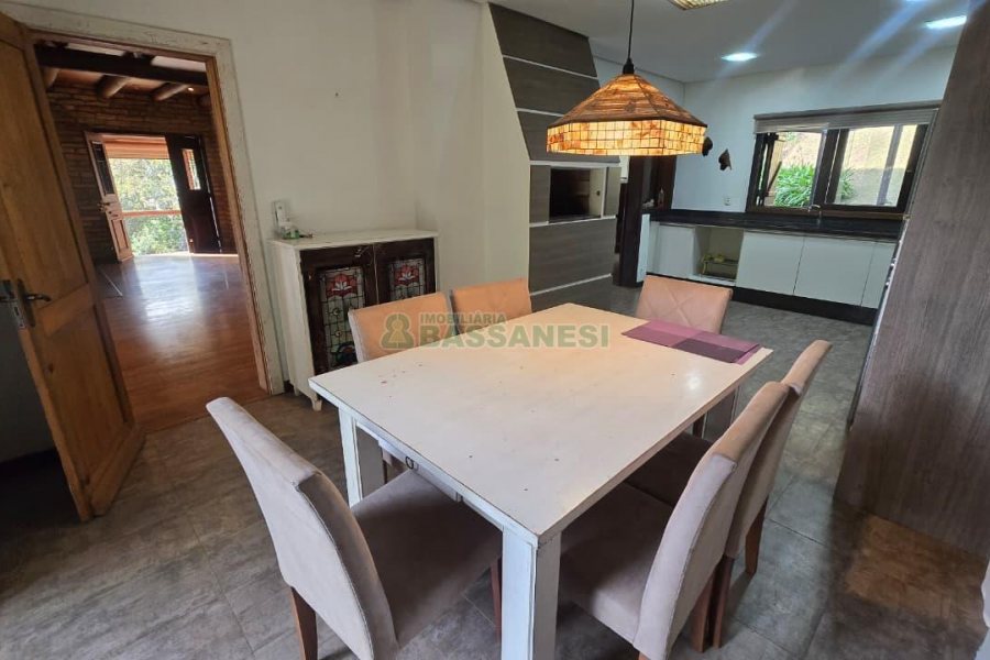 Casa com 300m², 3 dormitórios, 2 vagas, no bairro Linha 40 em Caxias do Sul para Comprar