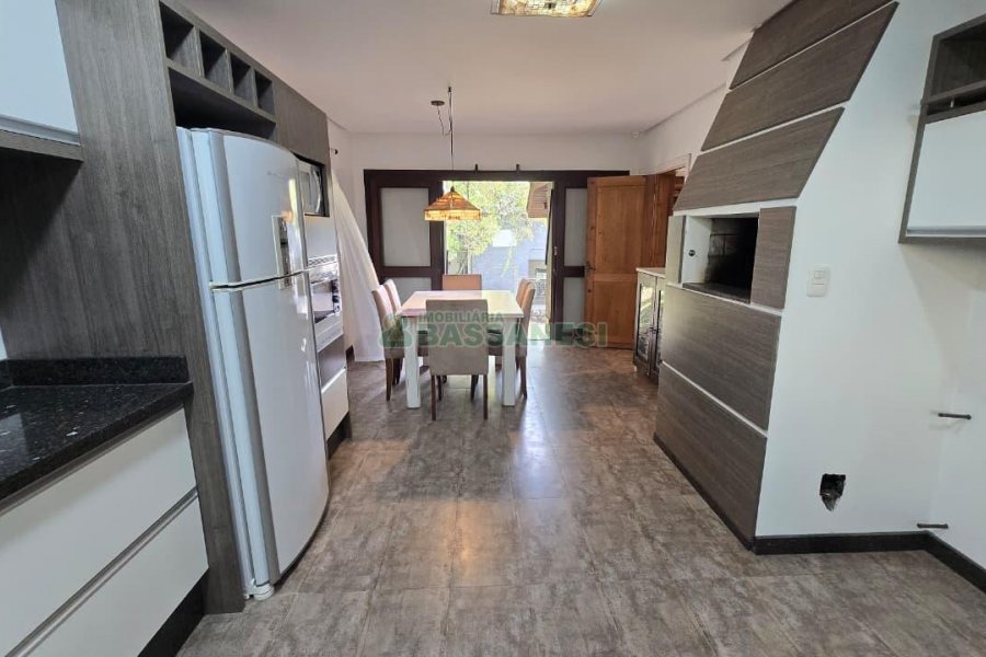 Casa com 300m², 3 dormitórios, 2 vagas, no bairro Linha 40 em Caxias do Sul para Comprar
