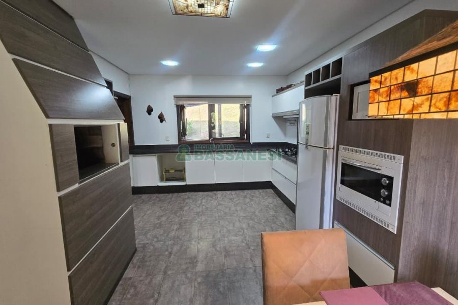 Casa com 300m², 3 dormitórios, 2 vagas, no bairro Linha 40 em Caxias do Sul para Comprar