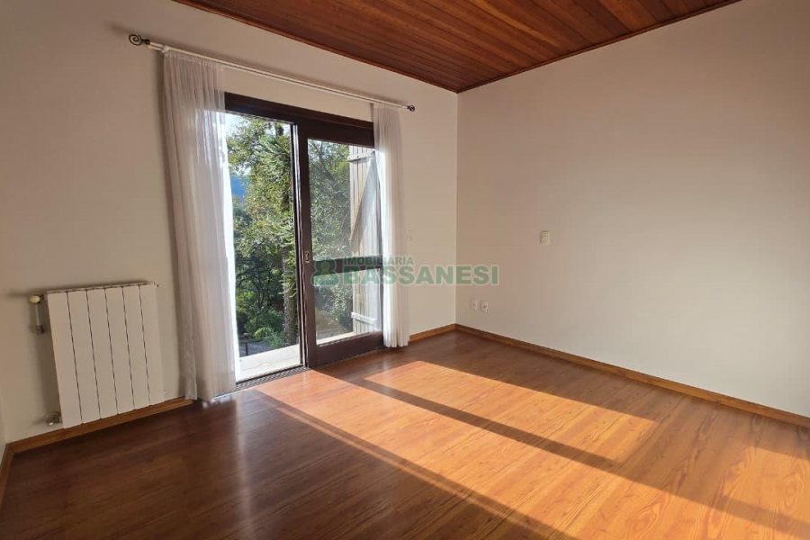 Casa com 300m², 3 dormitórios, 2 vagas, no bairro Linha 40 em Caxias do Sul para Comprar