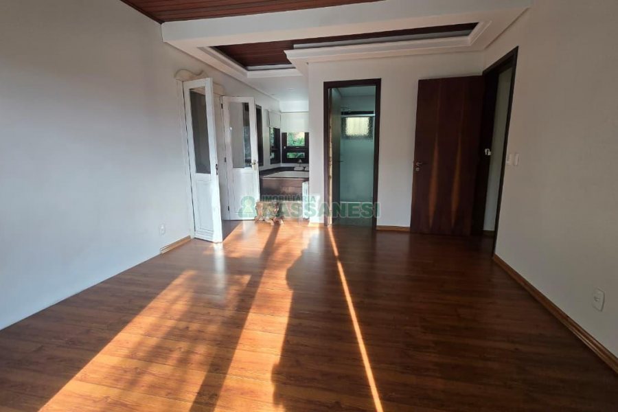 Casa com 300m², 3 dormitórios, 2 vagas, no bairro Linha 40 em Caxias do Sul para Comprar