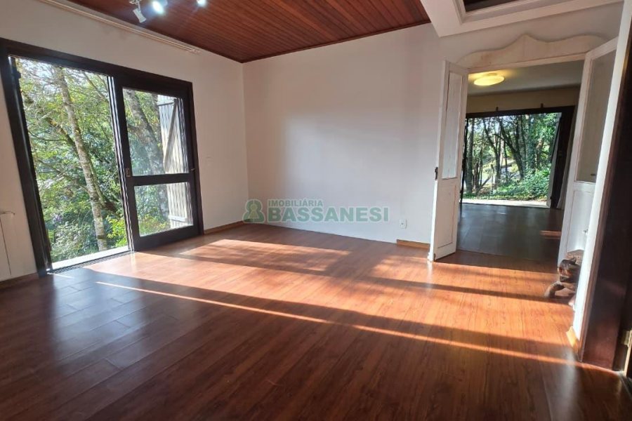 Casa com 300m², 3 dormitórios, 2 vagas, no bairro Linha 40 em Caxias do Sul para Comprar