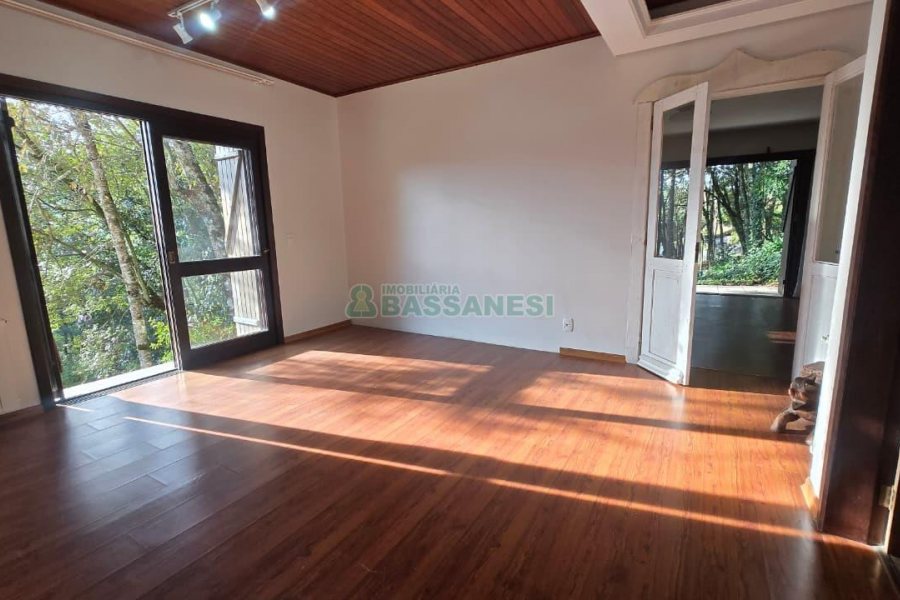 Casa com 300m², 3 dormitórios, 2 vagas, no bairro Linha 40 em Caxias do Sul para Comprar