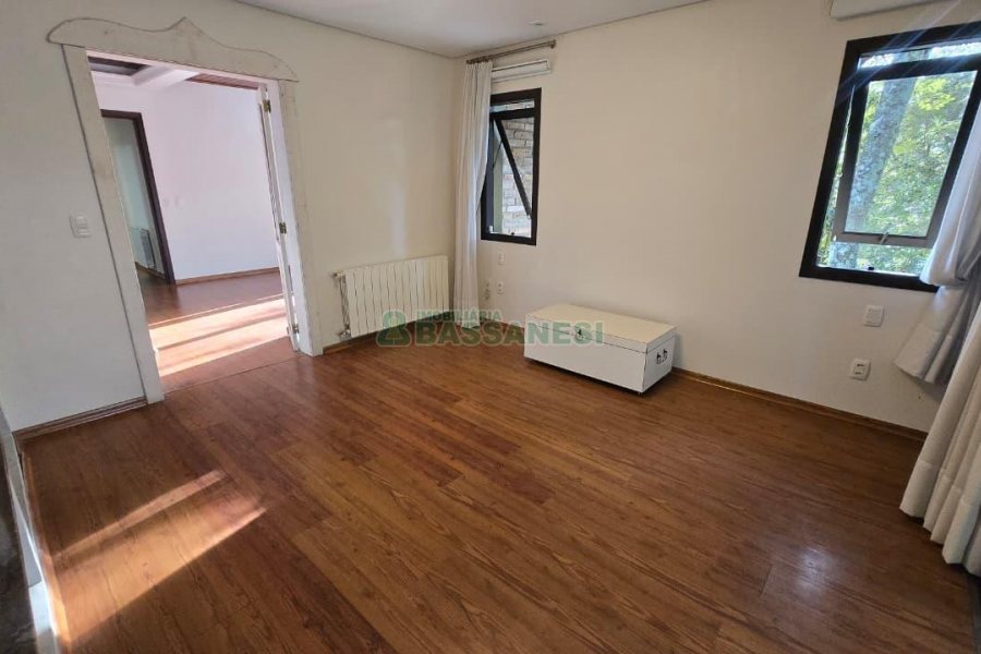Casa com 300m², 3 dormitórios, 2 vagas, no bairro Linha 40 em Caxias do Sul para Comprar