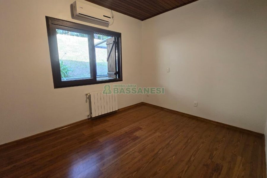 Casa com 300m², 3 dormitórios, 2 vagas, no bairro Linha 40 em Caxias do Sul para Comprar