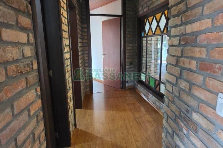 Casa com 300m², 3 dormitórios, 2 vagas, no bairro Linha 40 em Caxias do Sul para Comprar