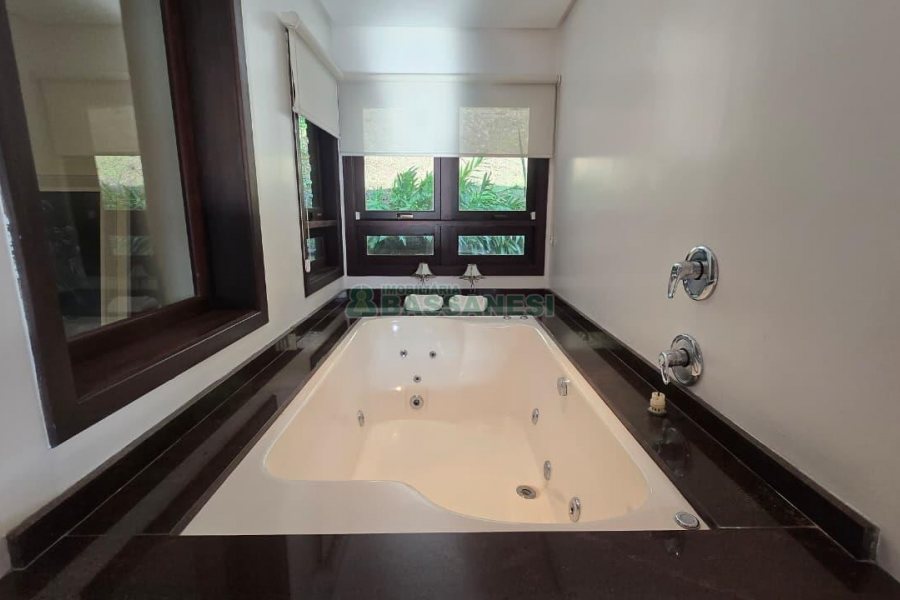 Casa com 300m², 3 dormitórios, 2 vagas, no bairro Linha 40 em Caxias do Sul para Comprar
