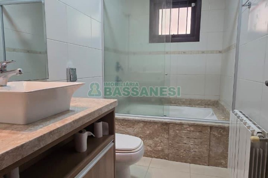 Casa com 300m², 3 dormitórios, 2 vagas, no bairro Linha 40 em Caxias do Sul para Comprar