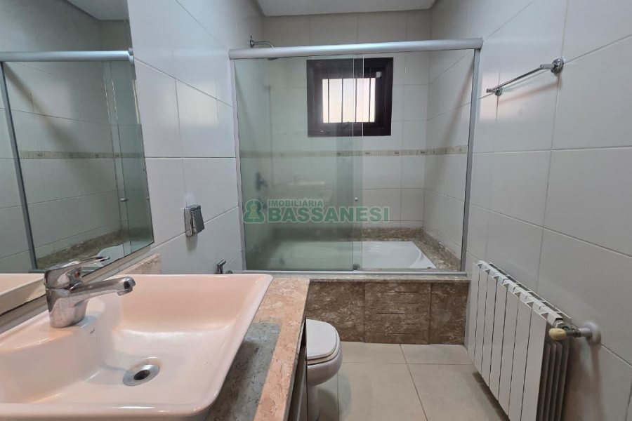 Casa com 300m², 3 dormitórios, 2 vagas, no bairro Linha 40 em Caxias do Sul para Comprar