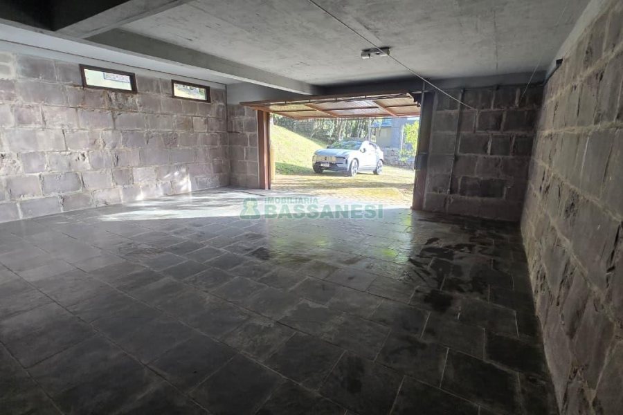 Casa com 300m², 3 dormitórios, 2 vagas, no bairro Linha 40 em Caxias do Sul para Comprar