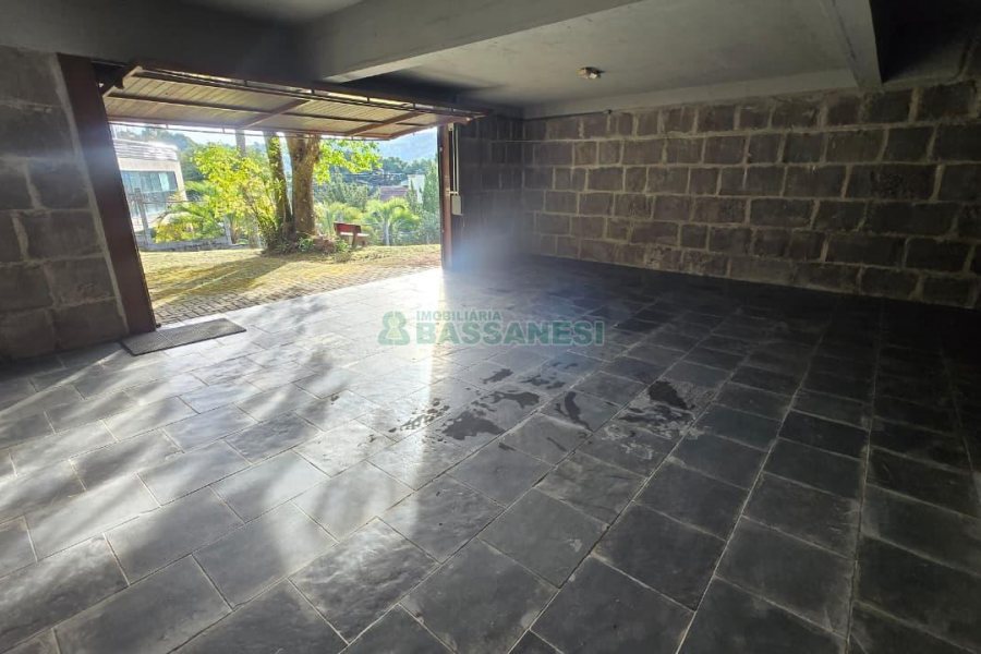 Casa com 300m², 3 dormitórios, 2 vagas, no bairro Linha 40 em Caxias do Sul para Comprar