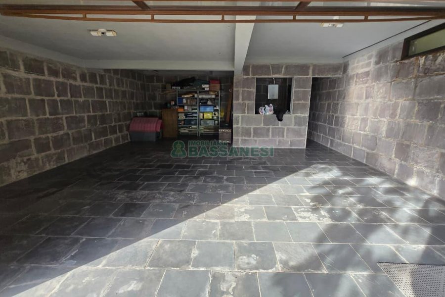 Casa com 300m², 3 dormitórios, 2 vagas, no bairro Linha 40 em Caxias do Sul para Comprar