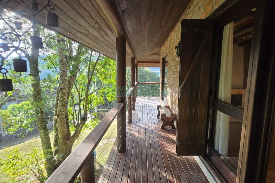 Casa com 300m², 3 dormitórios, 2 vagas, no bairro Linha 40 em Caxias do Sul para Comprar
