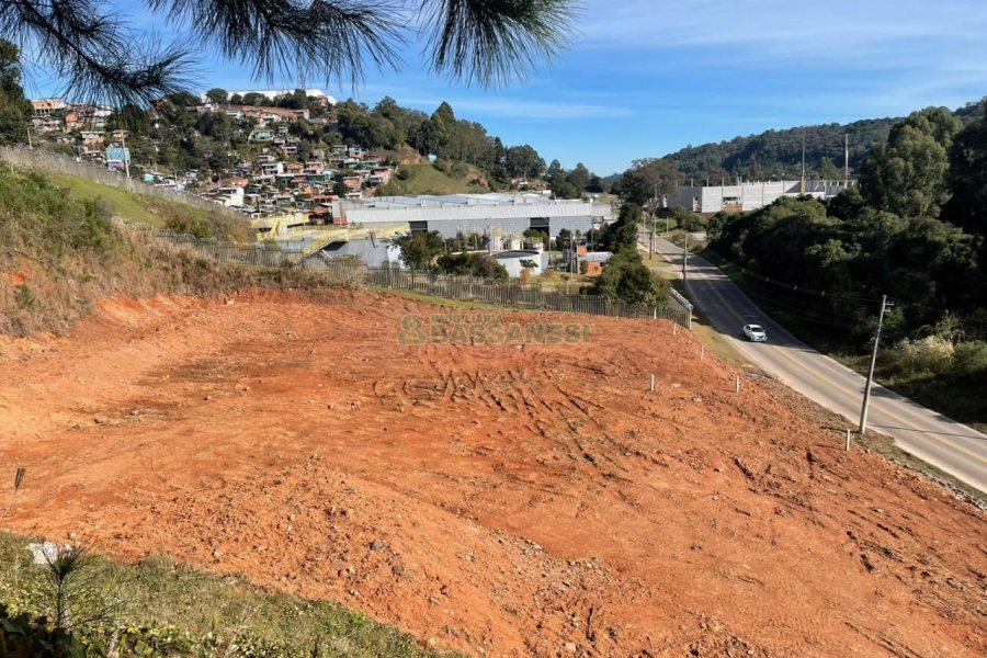 Terreno com 5814m², no bairro Maestra em Caxias do Sul para Comprar