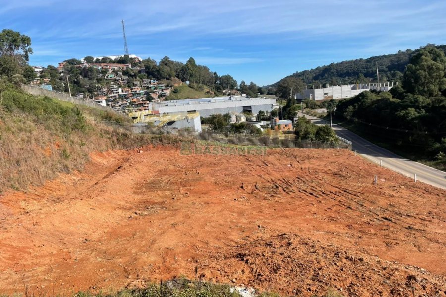 Terreno com 5814m², no bairro Maestra em Caxias do Sul para Comprar