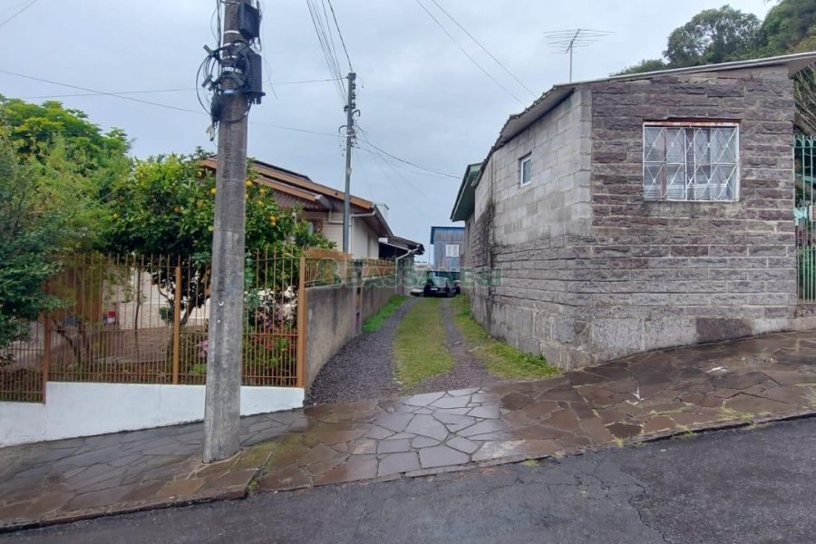 Casa com 54m², 3 dormitórios, 1 vaga, no bairro São Cristóvão em Caxias do Sul para Alugar