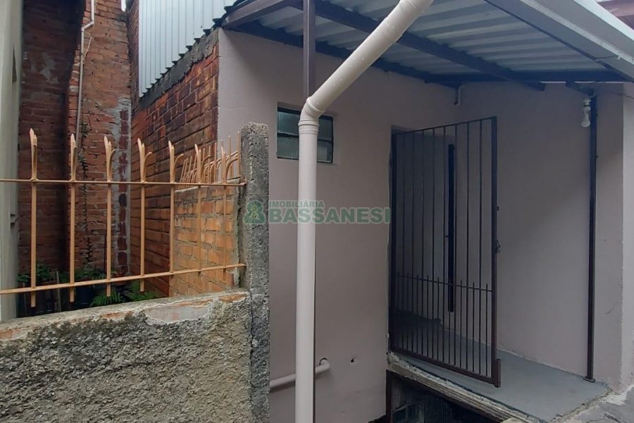 Casa com 54m², 3 dormitórios, 1 vaga, no bairro São Cristóvão em Caxias do Sul para Alugar