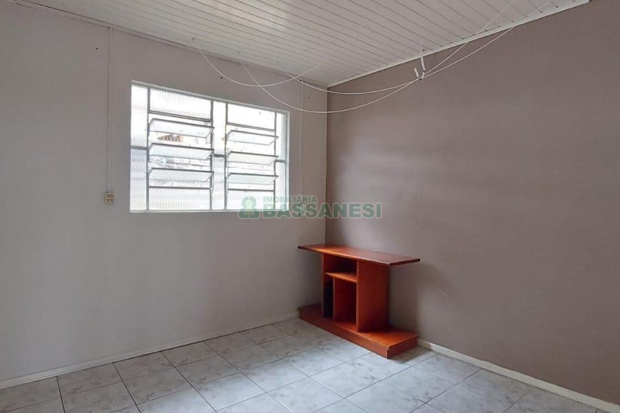 Casa com 54m², 3 dormitórios, 1 vaga, no bairro São Cristóvão em Caxias do Sul para Alugar
