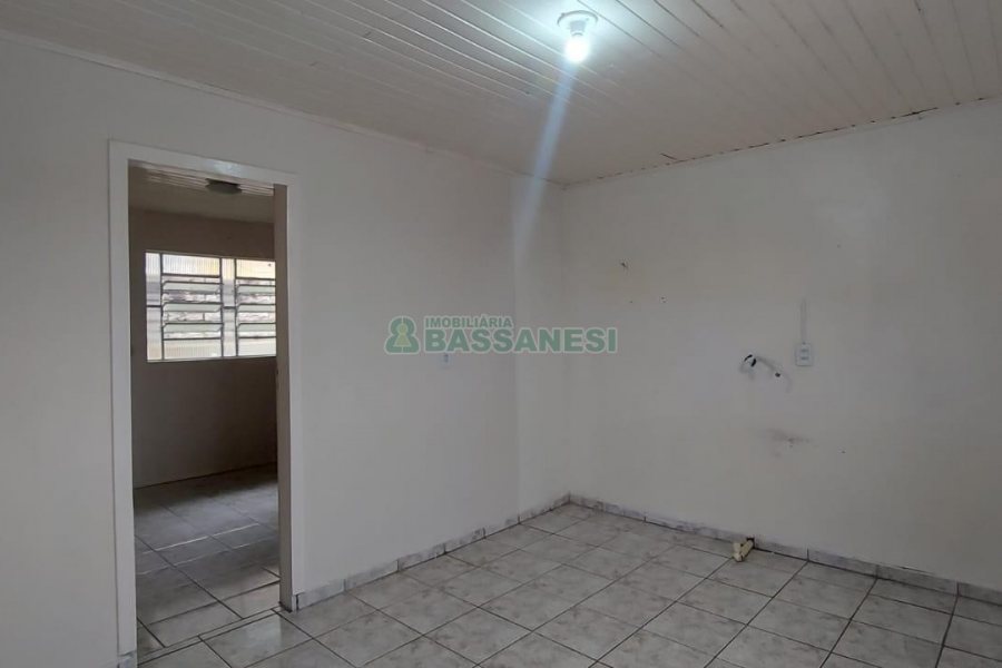 Casa com 54m², 3 dormitórios, 1 vaga, no bairro São Cristóvão em Caxias do Sul para Alugar
