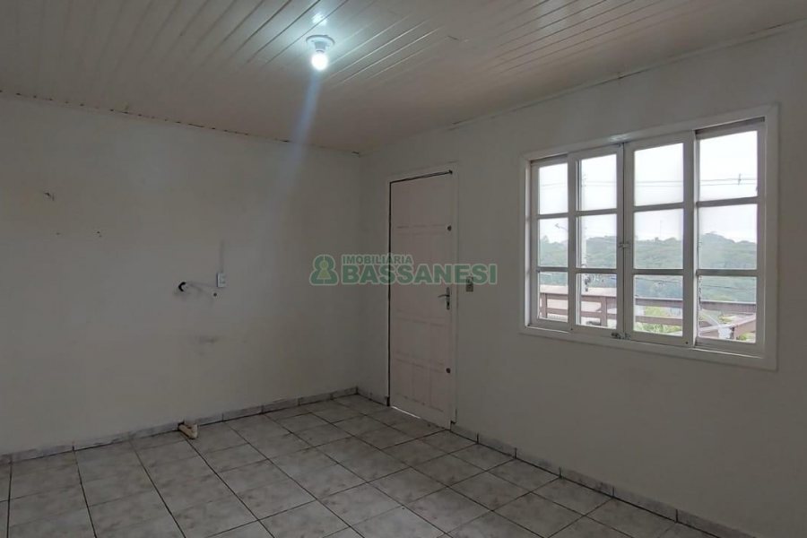 Casa com 54m², 3 dormitórios, 1 vaga, no bairro São Cristóvão em Caxias do Sul para Alugar