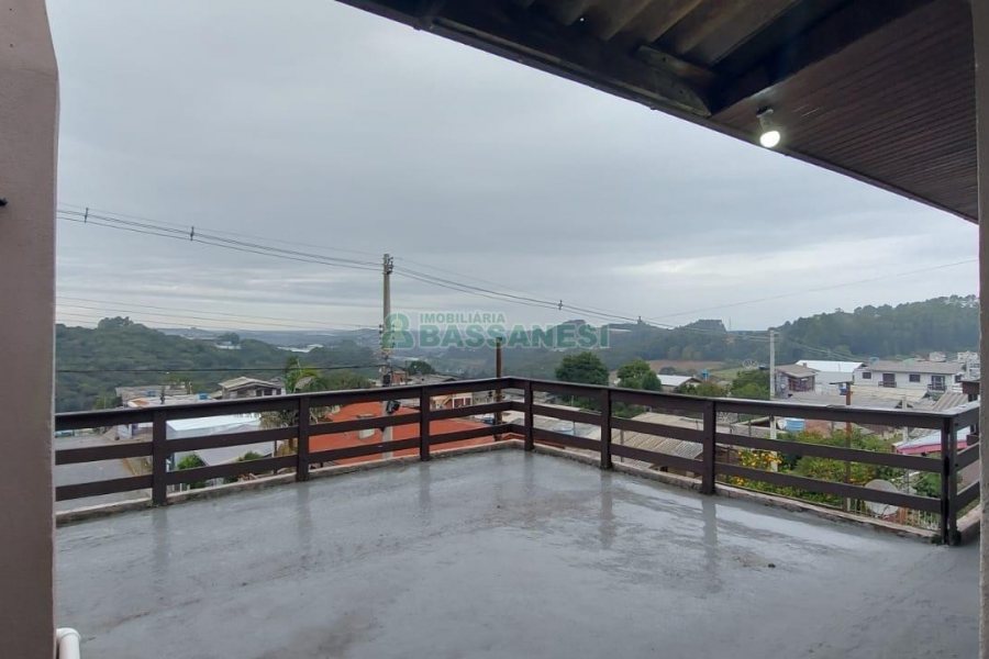 Casa com 54m², 3 dormitórios, 1 vaga, no bairro São Cristóvão em Caxias do Sul para Alugar