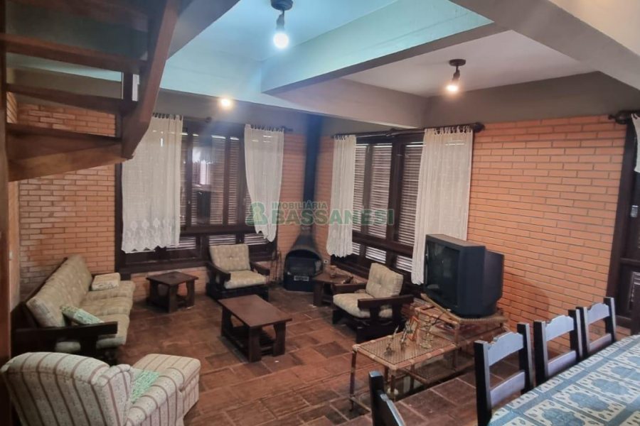 Chácara com 200m², 3 dormitórios, 1 vaga, no bairro Ana Rech em Caxias do Sul para Comprar