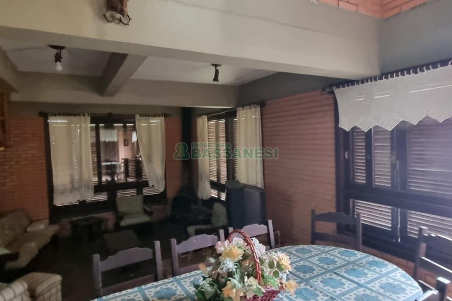 Chácara com 200m², 3 dormitórios, 1 vaga, no bairro Ana Rech em Caxias do Sul para Comprar