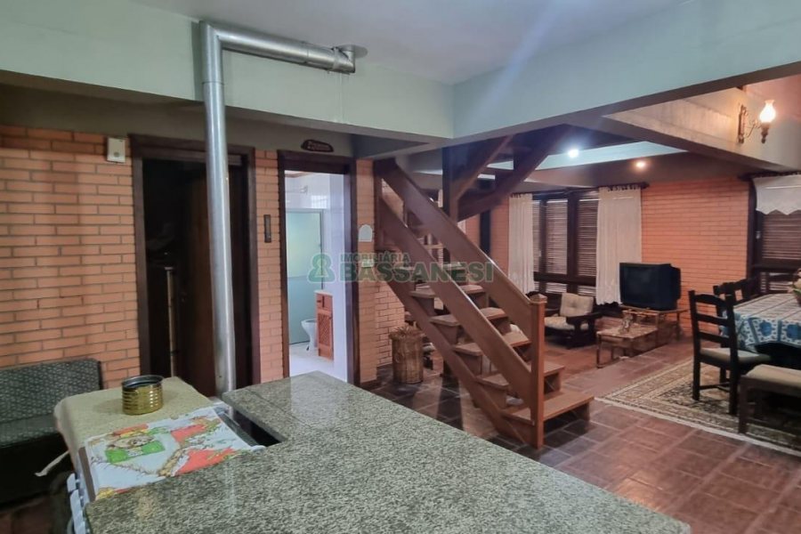 Chácara com 200m², 3 dormitórios, 1 vaga, no bairro Ana Rech em Caxias do Sul para Comprar
