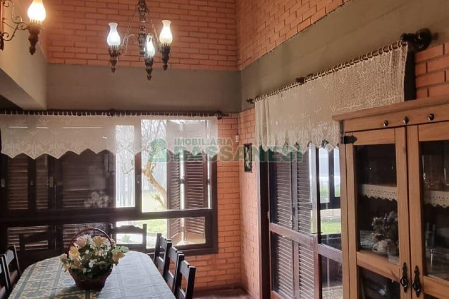 Chácara com 200m², 3 dormitórios, 1 vaga, no bairro Ana Rech em Caxias do Sul para Comprar