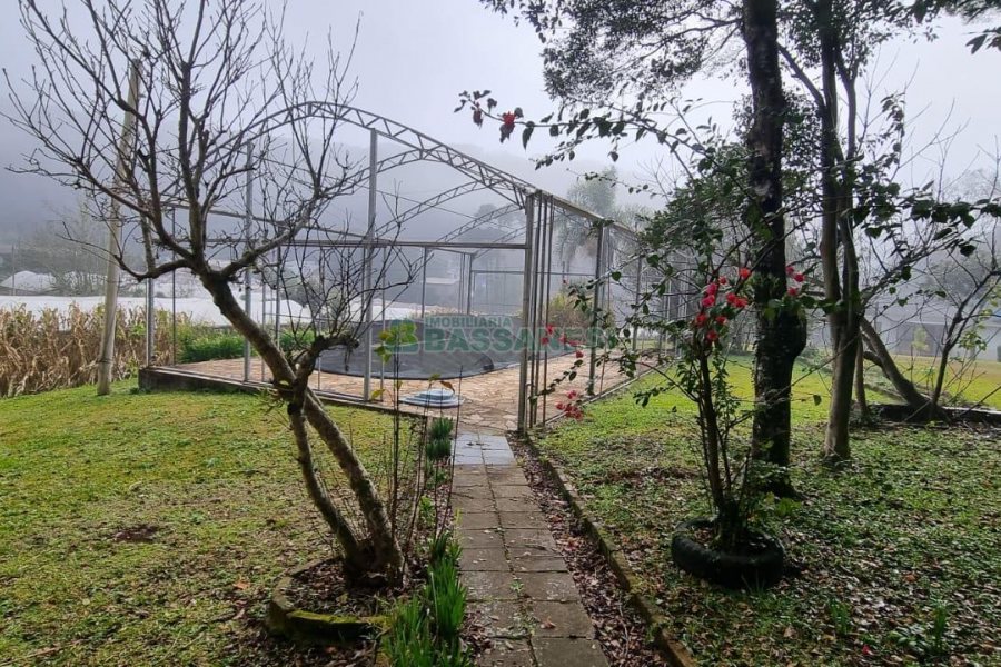 Chácara com 200m², 3 dormitórios, 1 vaga, no bairro Ana Rech em Caxias do Sul para Comprar
