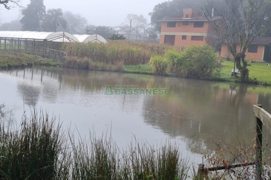 Chácara com 200m², 3 dormitórios, 1 vaga, no bairro Ana Rech em Caxias do Sul para Comprar