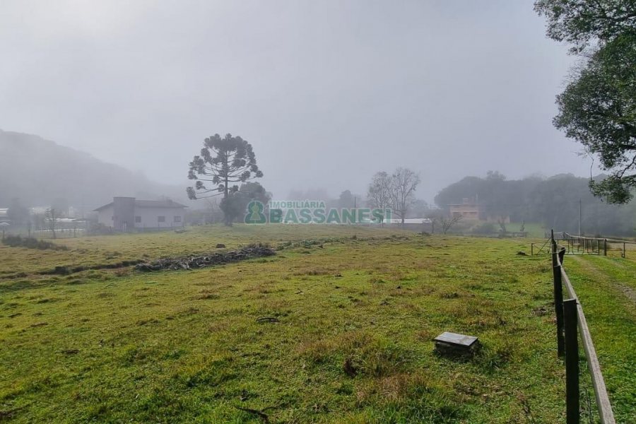 Chácara com 200m², 3 dormitórios, 1 vaga, no bairro Ana Rech em Caxias do Sul para Comprar