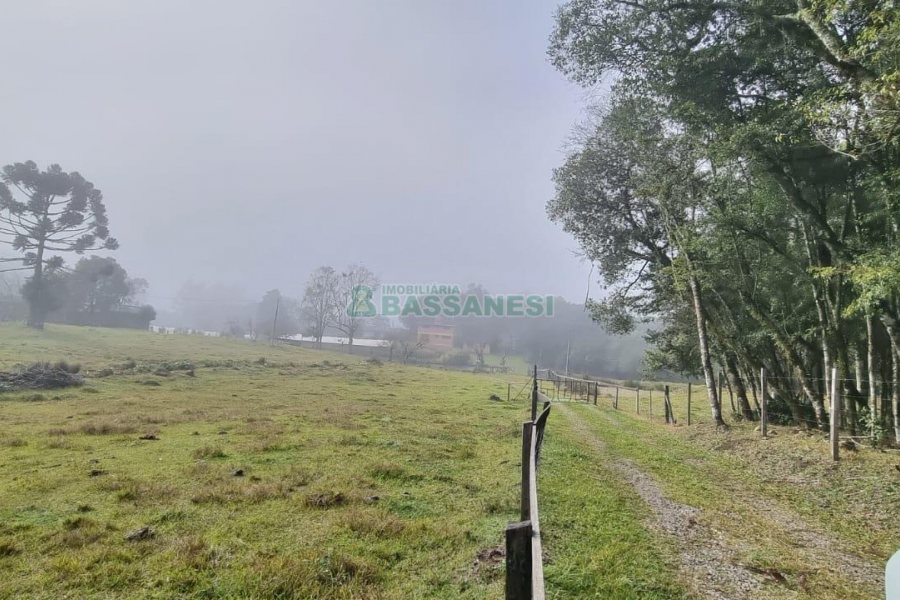 Chácara com 200m², 3 dormitórios, 1 vaga, no bairro Ana Rech em Caxias do Sul para Comprar