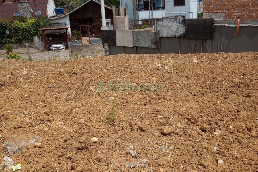 Terreno com 335m², no bairro Jardim América em Caxias do Sul para Comprar