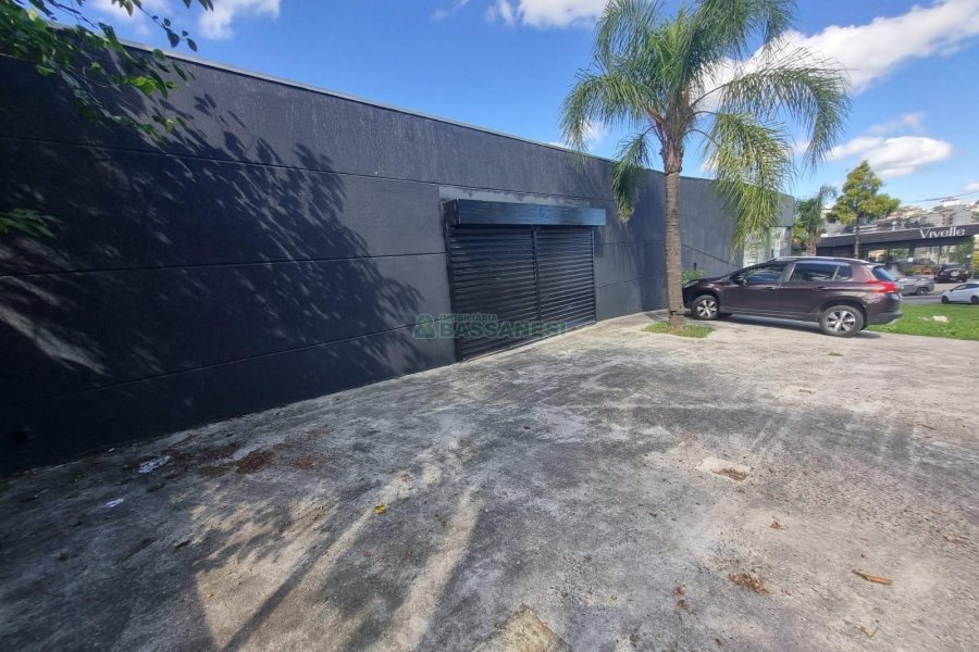 Loja com 400m², no bairro Medianeira em Caxias do Sul para Alugar