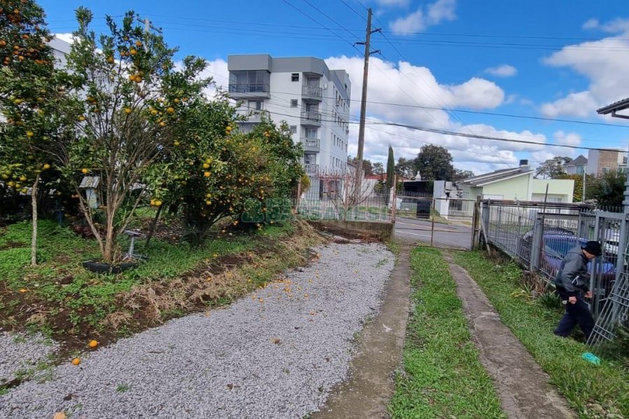 Terreno com 326m², no bairro Santa Lúcia em Caxias do Sul para Comprar