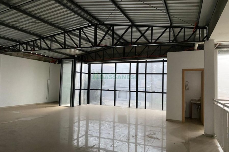 Pavilhão com 346m², no bairro Diamantino em Caxias do Sul para Alugar
