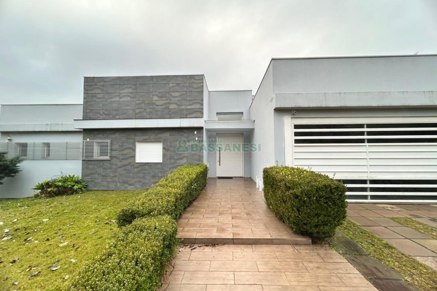 Casa com 400m², 2 dormitórios, 2 vagas, no bairro Ana Rech em Caxias do Sul para Alugar