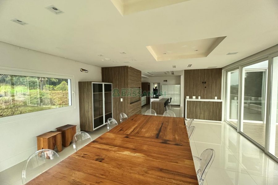 Casa com 400m², 2 dormitórios, 2 vagas, no bairro Ana Rech em Caxias do Sul para Alugar
