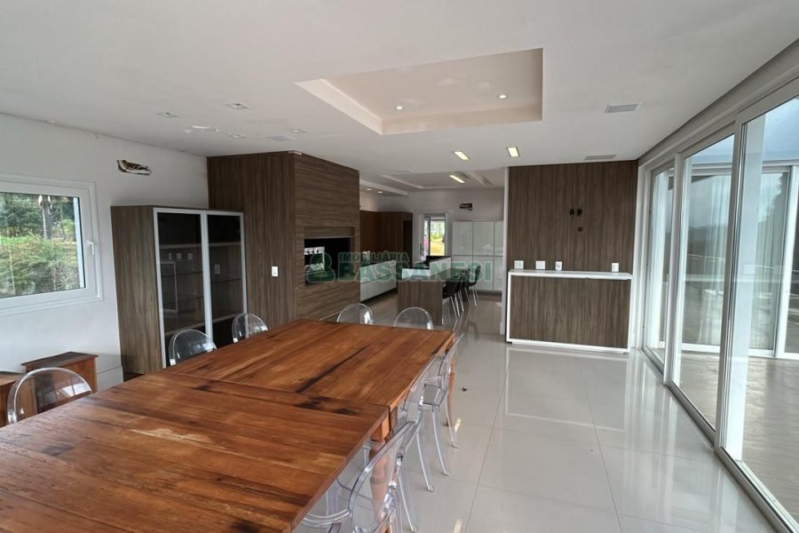Casa com 400m², 2 dormitórios, 2 vagas, no bairro Ana Rech em Caxias do Sul para Alugar