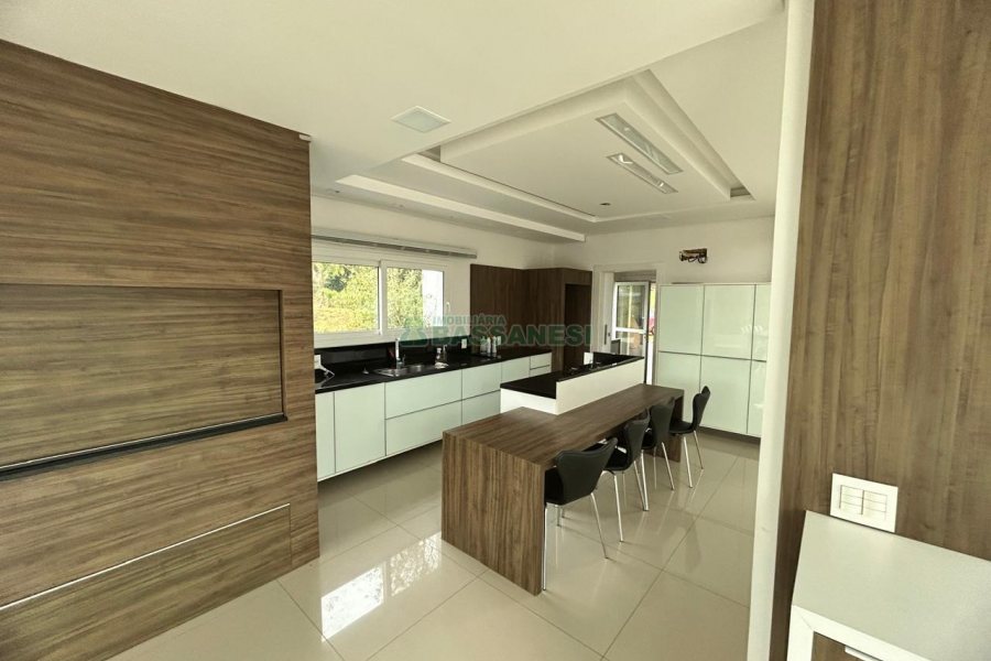 Casa com 400m², 2 dormitórios, 2 vagas, no bairro Ana Rech em Caxias do Sul para Alugar