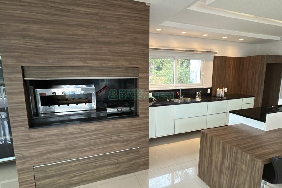 Casa com 400m², 2 dormitórios, 2 vagas, no bairro Ana Rech em Caxias do Sul para Alugar