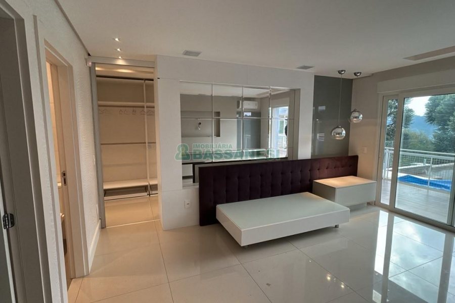 Casa com 400m², 2 dormitórios, 2 vagas, no bairro Ana Rech em Caxias do Sul para Alugar