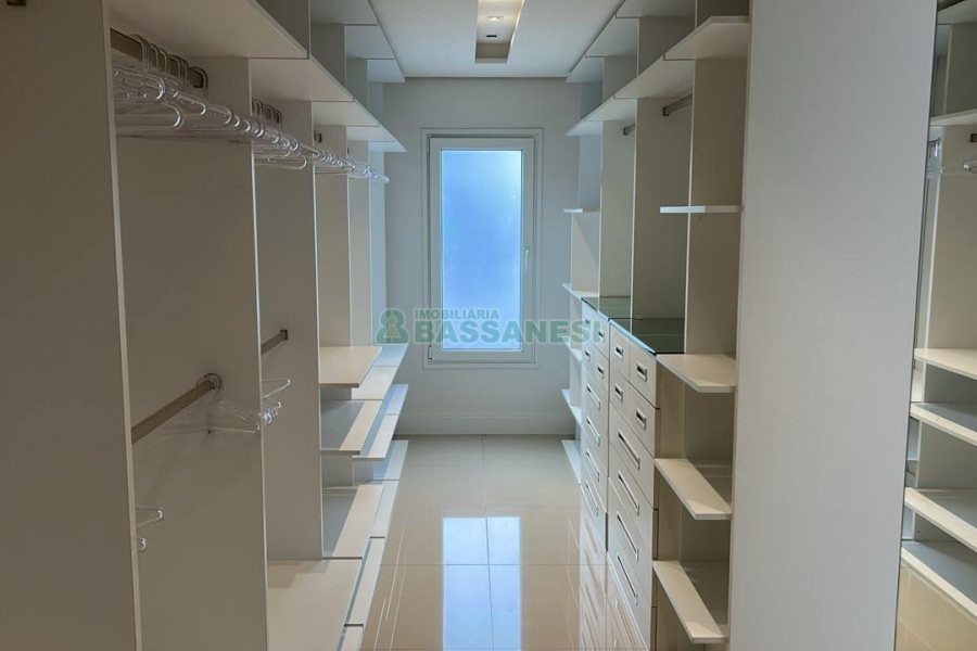 Casa com 400m², 2 dormitórios, 2 vagas, no bairro Ana Rech em Caxias do Sul para Alugar