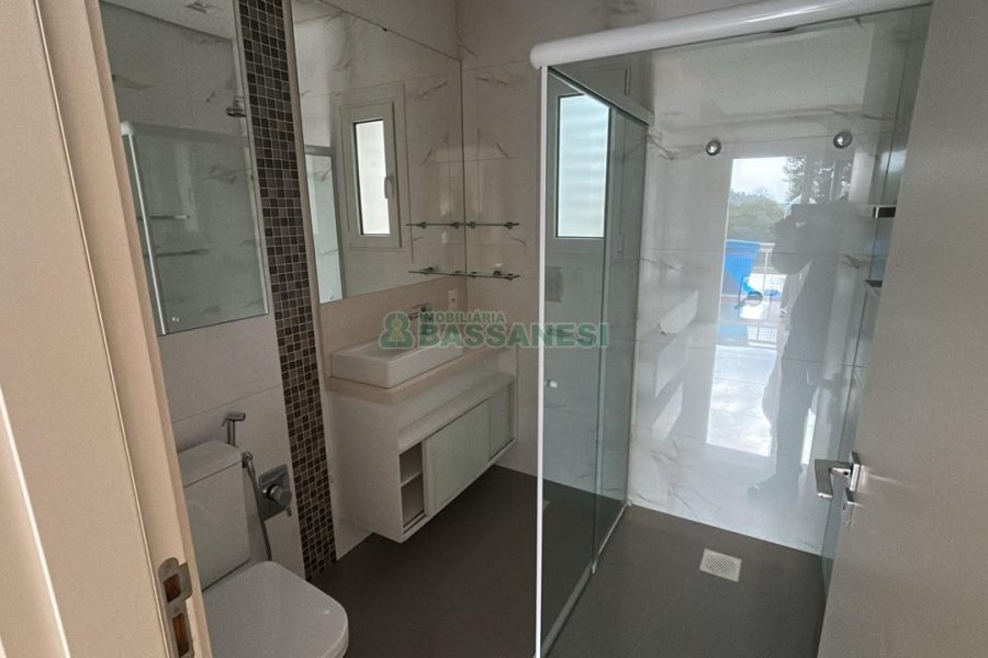 Casa com 400m², 2 dormitórios, 2 vagas, no bairro Ana Rech em Caxias do Sul para Alugar