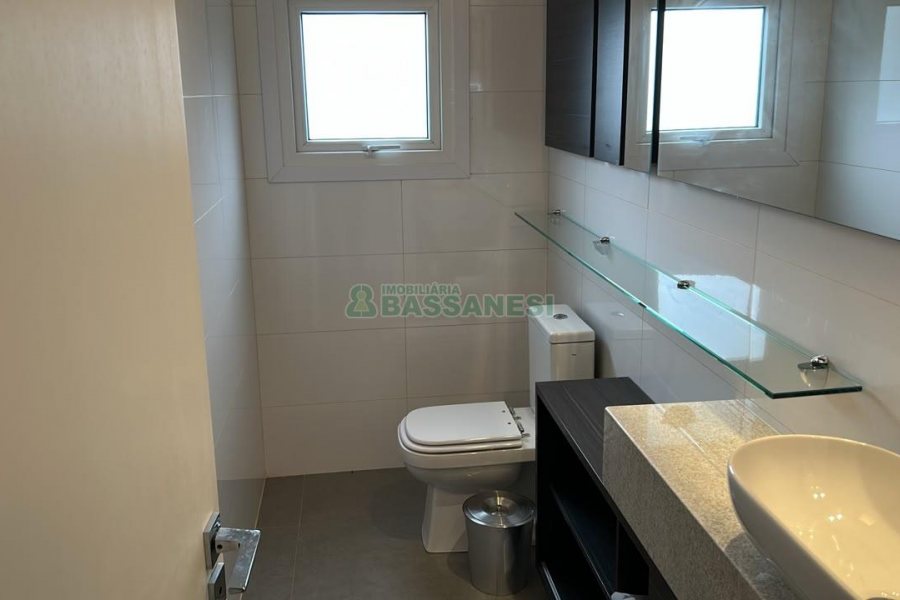 Casa com 400m², 2 dormitórios, 2 vagas, no bairro Ana Rech em Caxias do Sul para Alugar