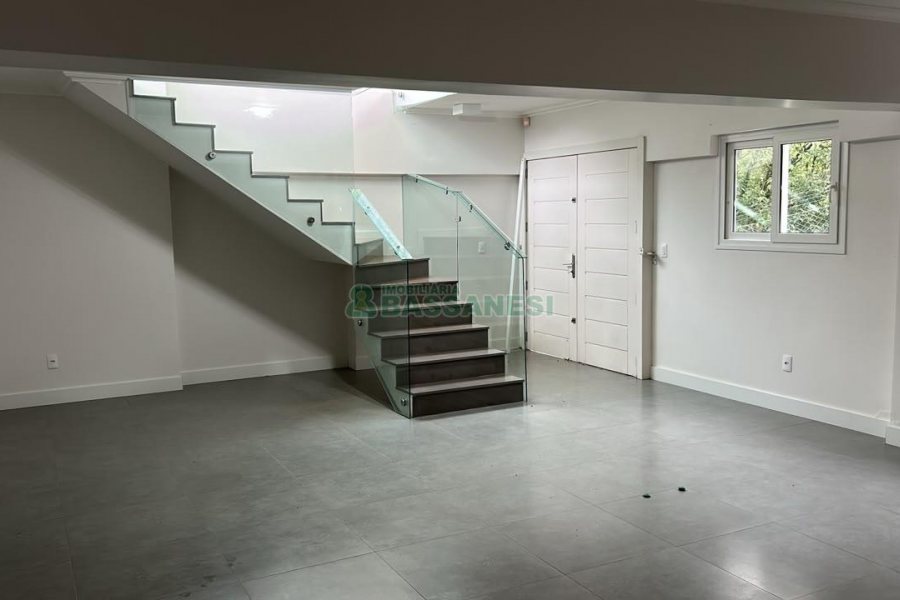 Casa com 400m², 2 dormitórios, 2 vagas, no bairro Ana Rech em Caxias do Sul para Alugar