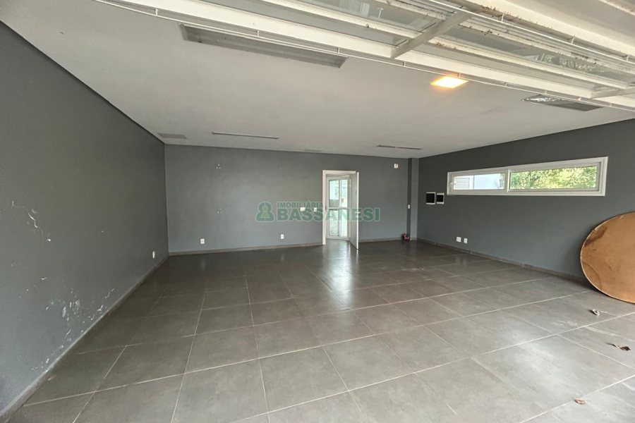 Casa com 400m², 2 dormitórios, 2 vagas, no bairro Ana Rech em Caxias do Sul para Alugar