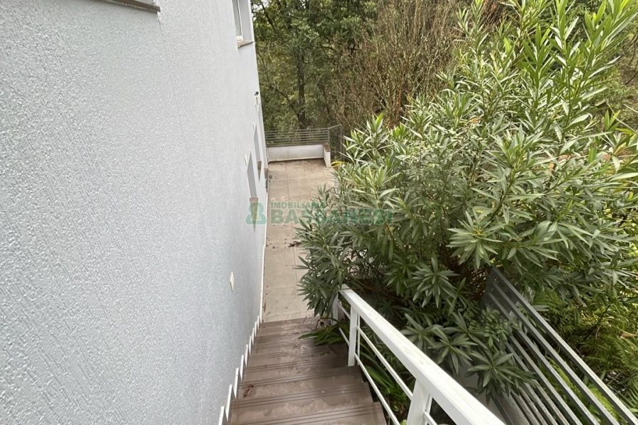 Casa com 400m², 2 dormitórios, 2 vagas, no bairro Ana Rech em Caxias do Sul para Alugar